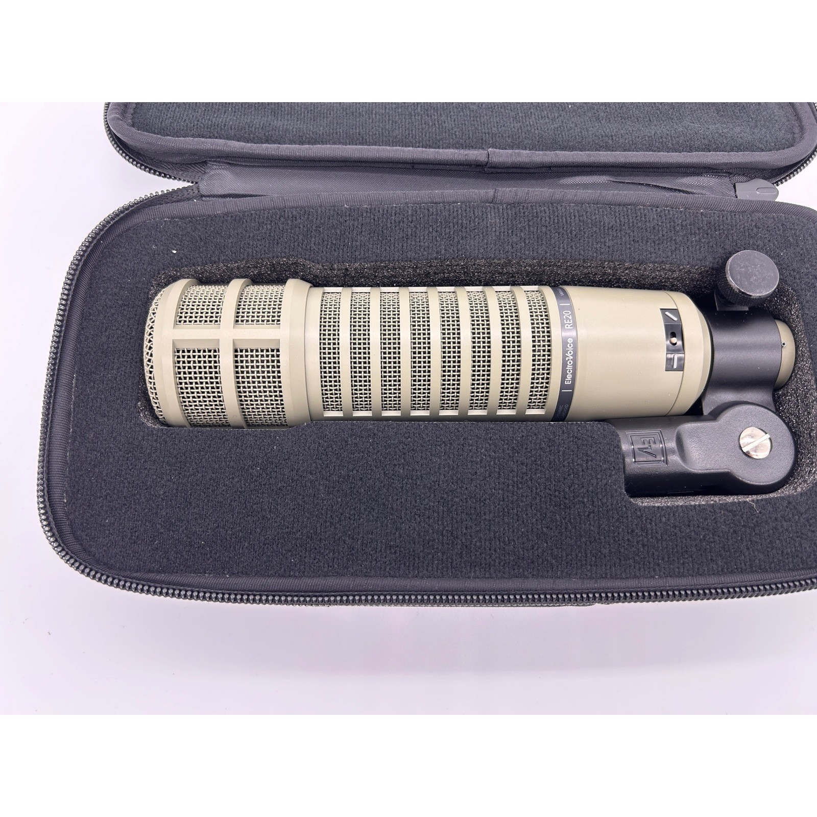 NEW Electro-Voice RE20 Dynamic Cardioid Broadcast Announcer Microphone w/Case