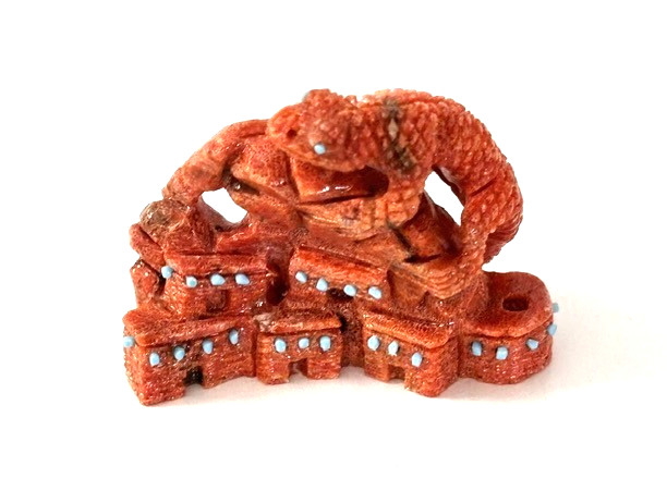 ZUNI Signed TERRY AISETEWA Carved Coral LIZARD PROTECTING PUEBLO VILLAGE Fetish