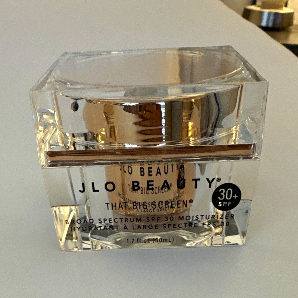 JLO BEAUTY That Big Screen Face Moisturizer Cream Broad Spectrum SPF 30 1.7oz JLO BEAUTY That Big Screen Face Moisturizer Cream Broad Spectrum SPF 30 1.7oz