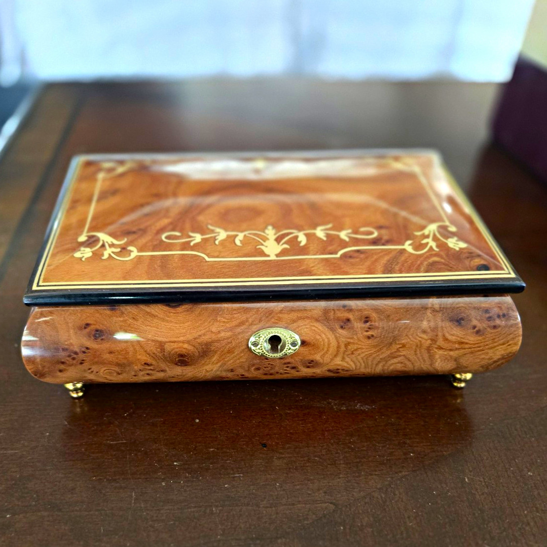 Vintage ..Gorgeous Italian Burl-walnut Arabesque Inlay 23 Note Music Jewelry Box