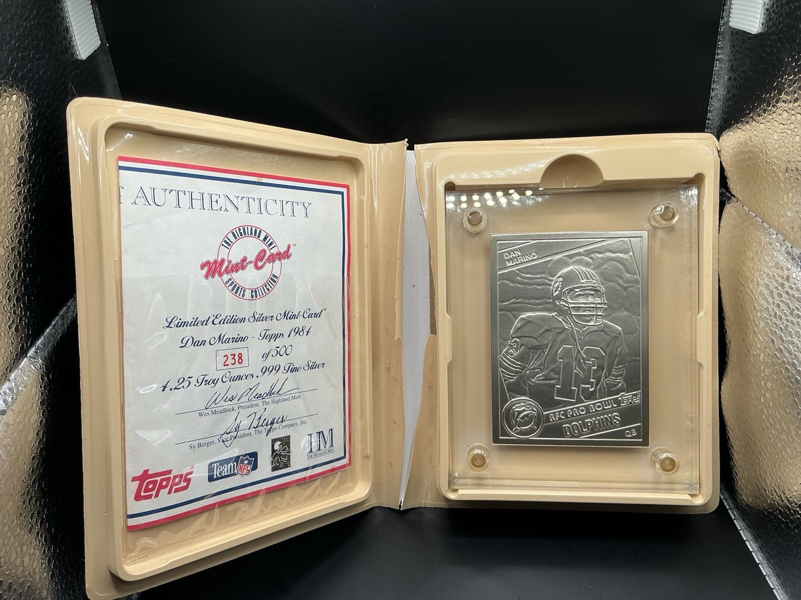 Dan Marino - The Highland Mint Silver Card /500 Dan Marino - The Highland Mint Silver Card /500