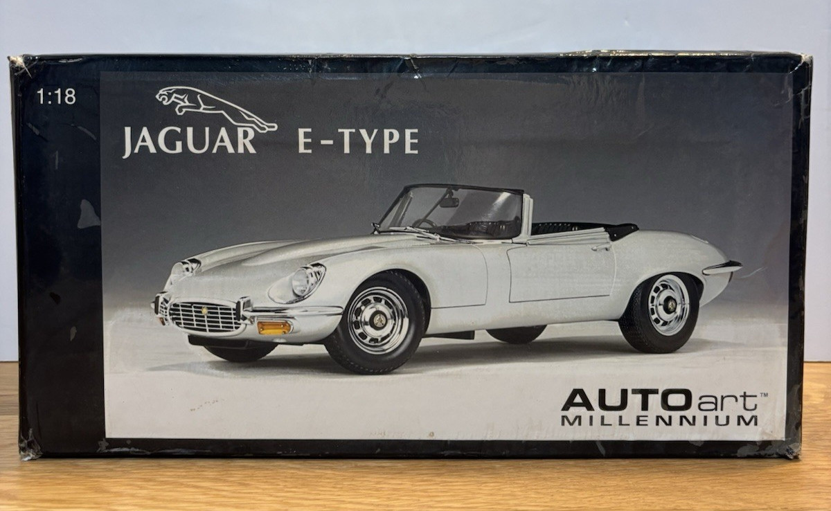 AUTOart Millennium 1/18 Jaguar E-Type Silver | Damaged Box | #TP6 AUTOart Millennium 1/18 Jaguar E-Type Silver | Damaged Box | #TP6