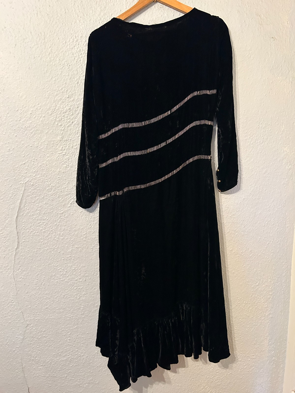 READ Antique 1920s Black Silk Velvet Flapper Dress Metallic Study Repair Wounded READ Antique 1920s Black Silk Velvet Flapper Dress Metallic Study Repair Wounded