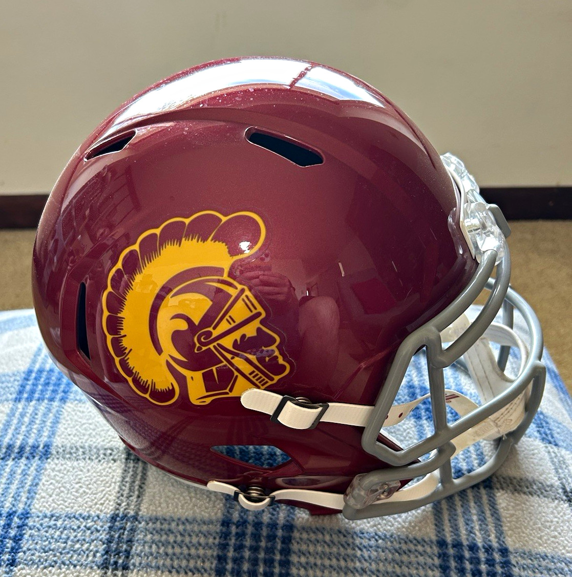 Riddell USC Trojans Cardinal/Gold Replica Football Helmet + team banner 3 ft est Riddell USC Trojans Cardinal/Gold Replica Football Helmet + team banner 3 ft est
