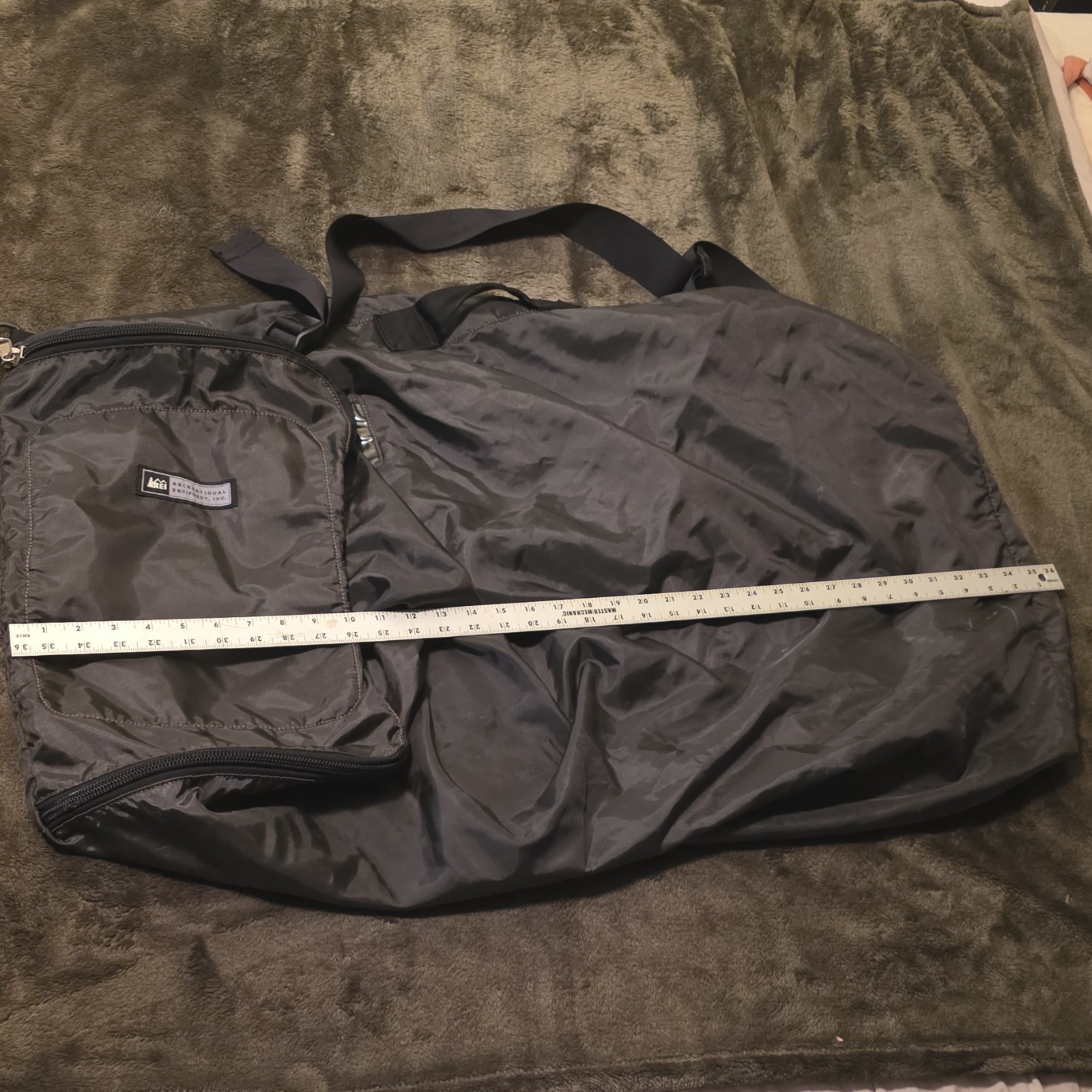 REI Black Nylon Garment Bag 42\ REI Black Nylon Garment Bag 42\