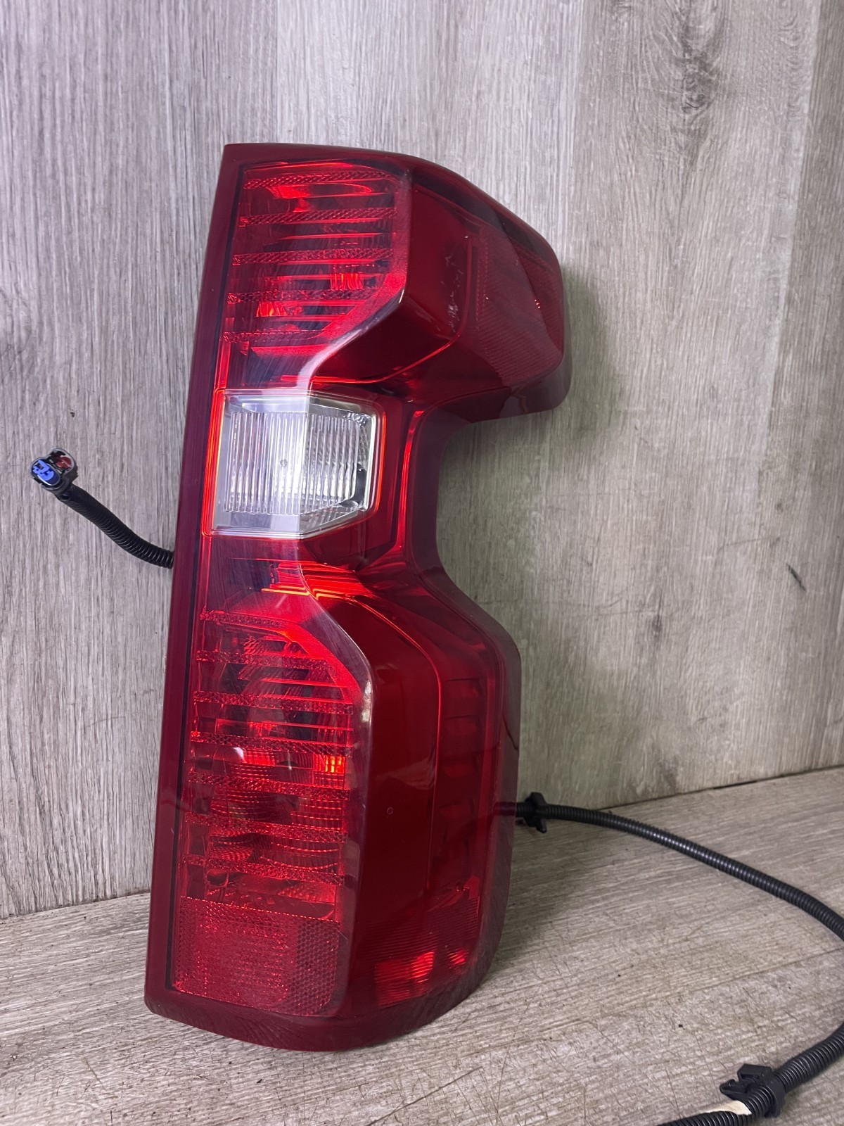2019-2025 Chevrolet Silverado 1500 RH Taillight OEM 85821131