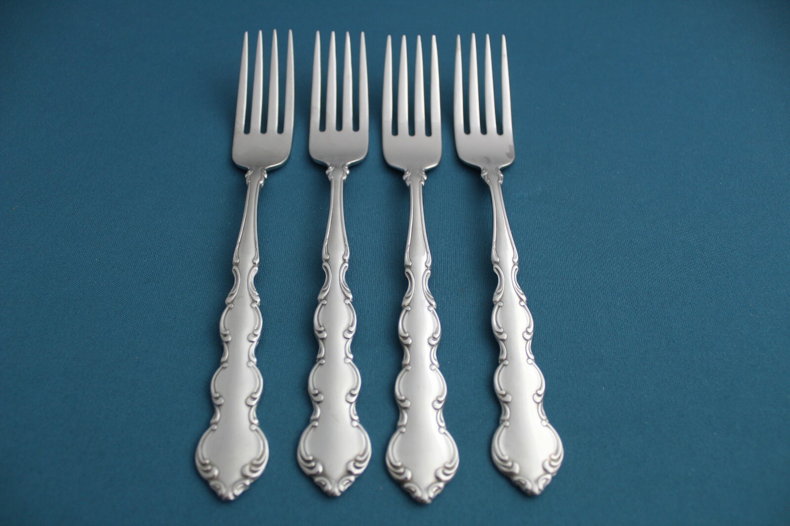 Oneida Deluxe MOZART Dinner Forks (Set of 4) Stainless 7 1/4 Oneida Deluxe MOZART Dinner Forks (Set of 4) Stainless 7 1/4