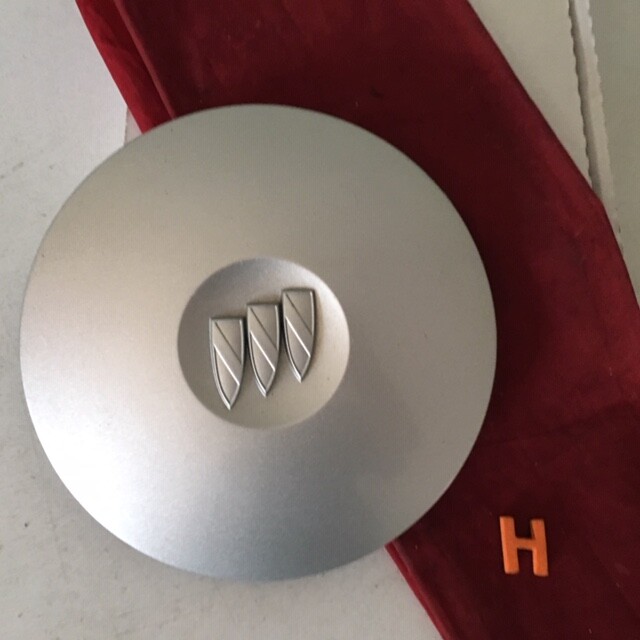 #H (1) 1997-2004  Buick Park Avenue  Center Cap 9592943 9592340 9594283 silver