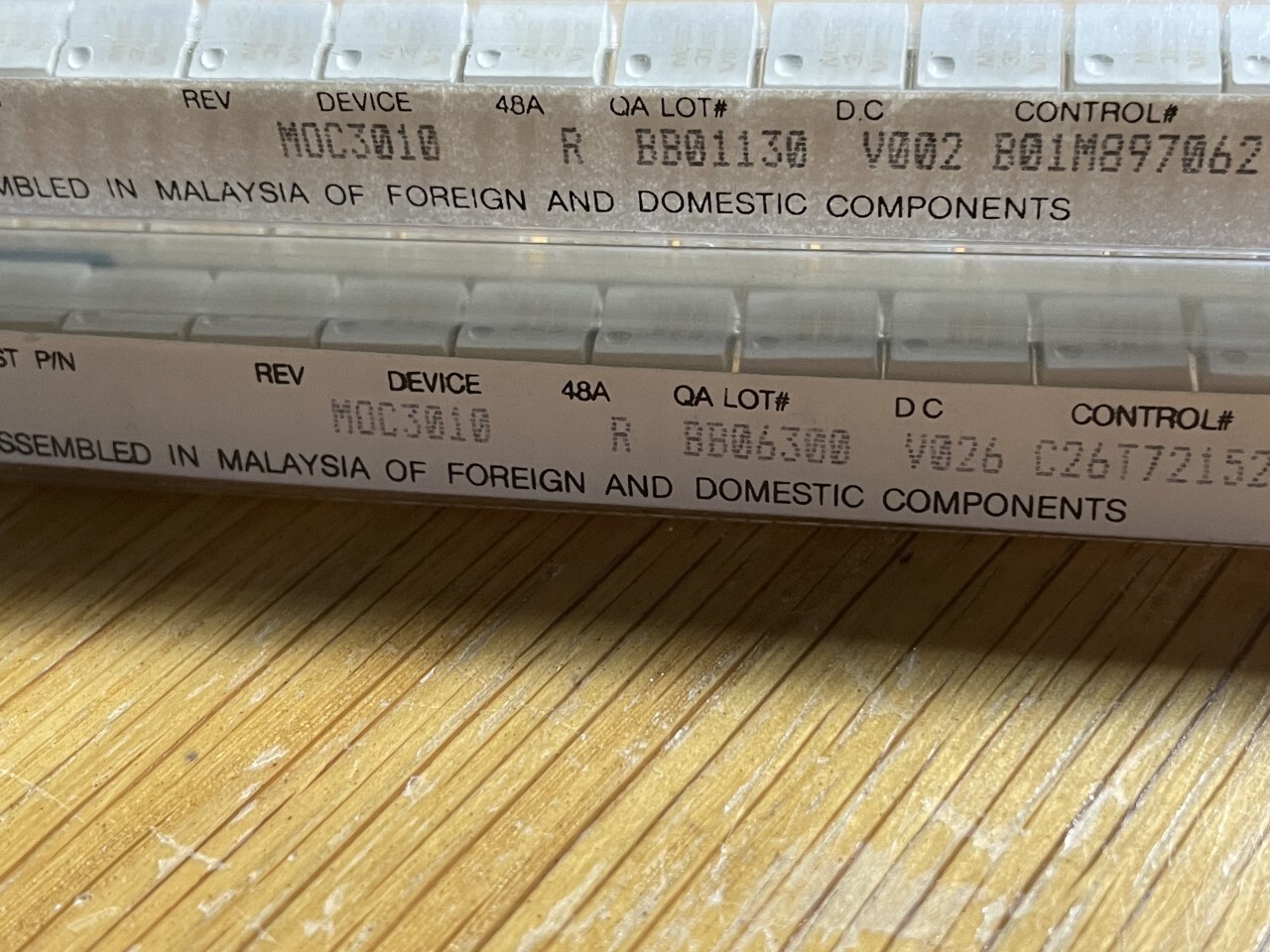 A lot of FIVE (5) Motorola MOC3010 opto-isolated triac in a 6 pin DIP