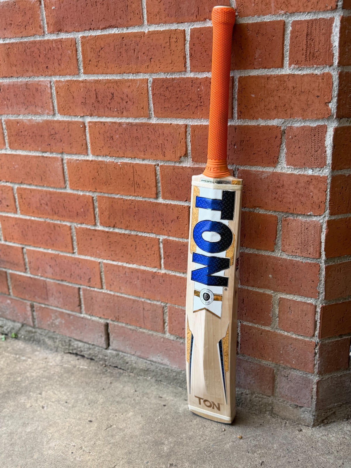 SS TON Dhoni Thala 2.0 English Willow Cricket Bat SH- Free TON Gloves & SS Grip. SS TON Dhoni Thala 2.0 English Willow Cricket Bat SH- Free TON Gloves & SS Grip.