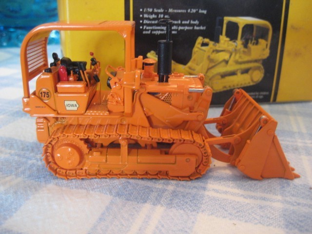 INTERNATIONAL HARVESTER 1:75 CRAWLER LOADER by FIRST GEAR INTERNATIONAL HARVESTER 1:75 CRAWLER LOADER by FIRST GEAR