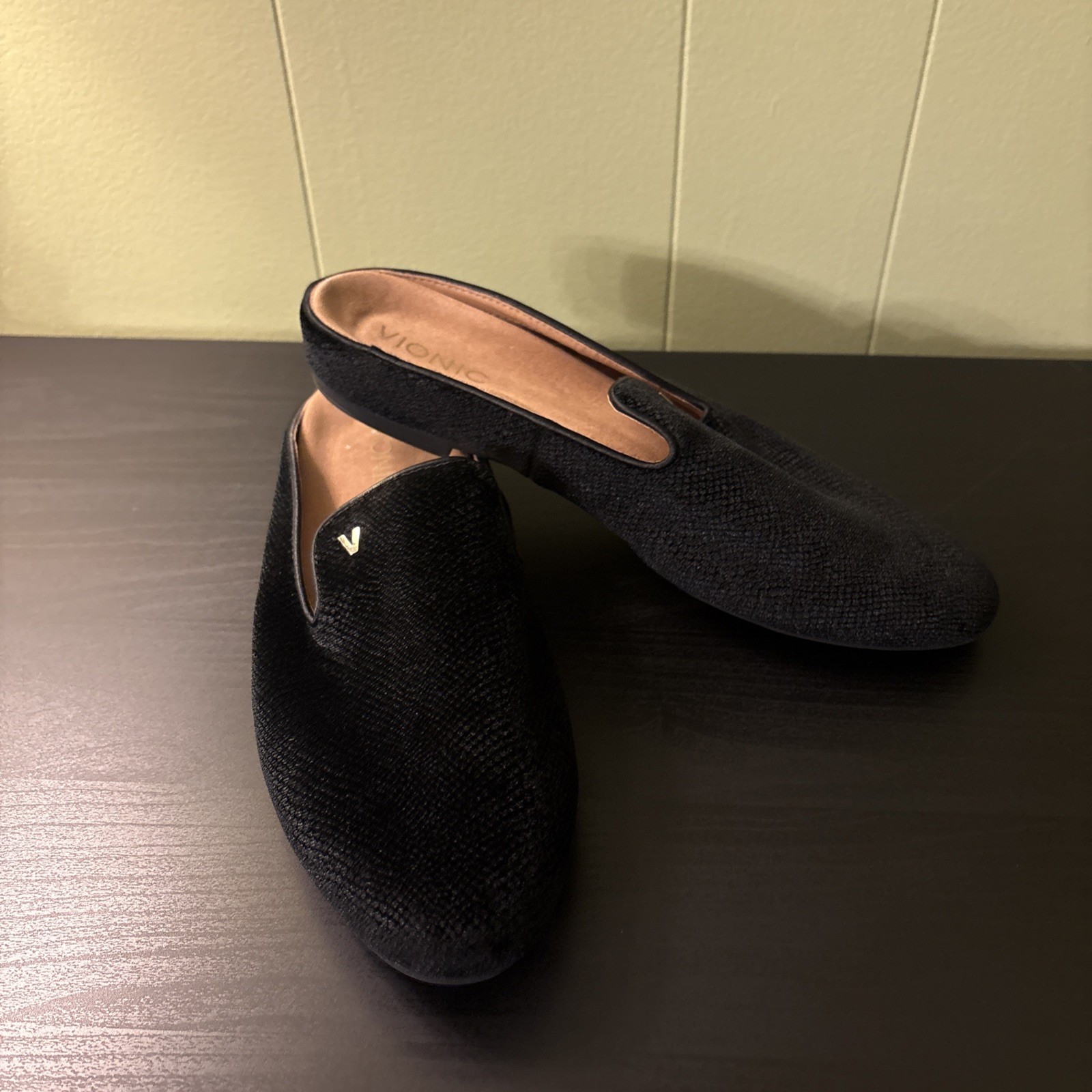 Vionic Women’s Size 8.5 Carnegie Black Velvet Mules Vionic Women’s Size 8.5 Carnegie Black Velvet Mules