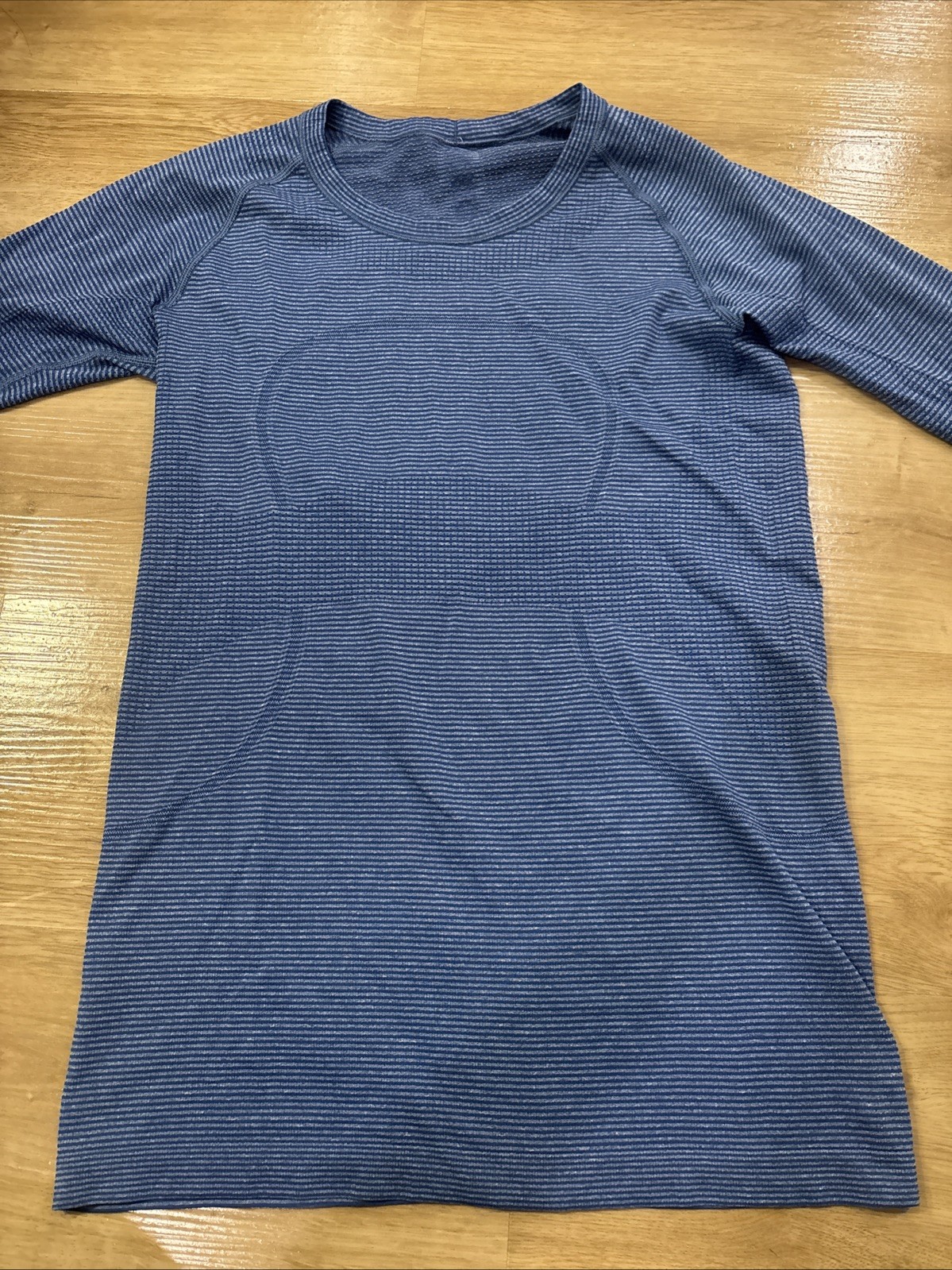 Lululemon Swiftly Tech Long-Sleeve Shirt Blue Stripped Size 8 Women’s Lululemon Swiftly Tech Long-Sleeve Shirt Blue Stripped Size 8 Women’s
