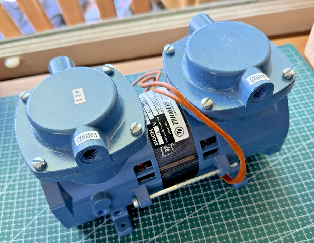 Vintage Sun Electric 1115 Vacuum Pump NOS Thomas Ind. 2107CA14 18 840 1015 1400 Vintage Sun Electric 1115 Vacuum Pump NOS Thomas Ind. 2107CA14 18 840 1015 1400