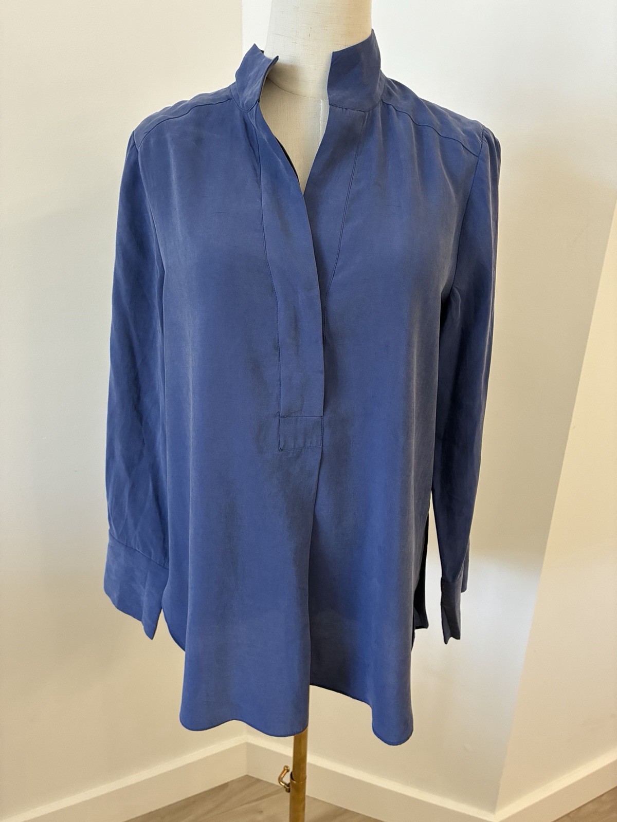 Chico’s Black Label M-1 Blue Banded Collar Split V-Neck Tunic Blouse Sheer Back Chico’s Black Label M-1 Blue Banded Collar Split V-Neck Tunic Blouse Sheer Back