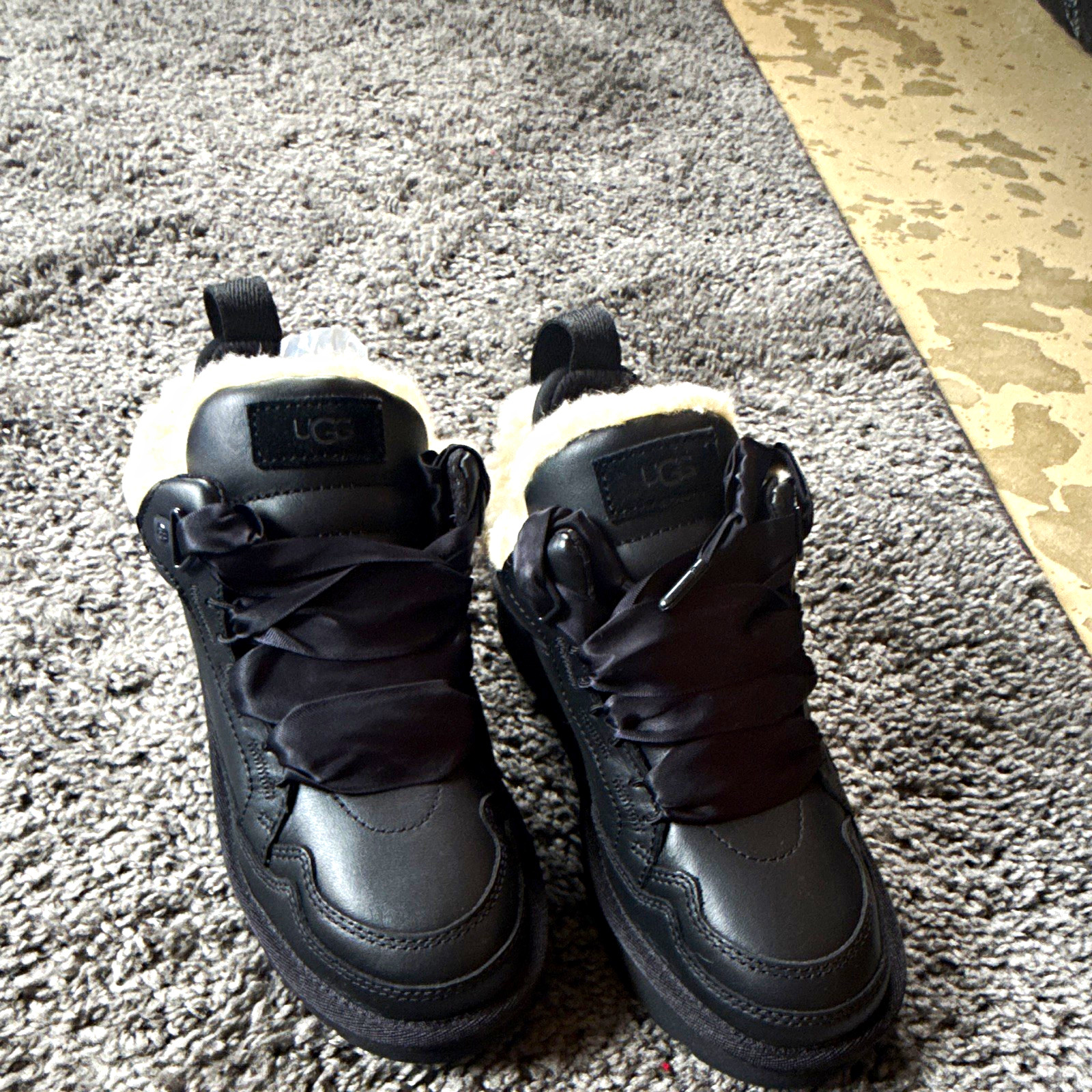 UGG Lowmel Leather Low Top Sneaker Black Lace Up Lined Faux Fur Logo