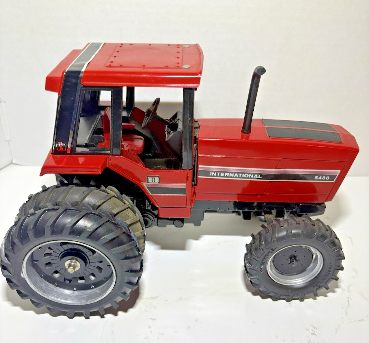 Ertl International 5488 All Wheel Drive Assist Tractor w/Duals , Diecast 1/16 