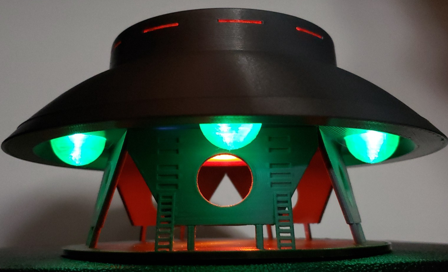 The Invaders UFO/Flying Saucer - Large - Landed w/ Stand & Lights The Invaders UFO/Flying Saucer - Large - Landed w/ Stand & Lights