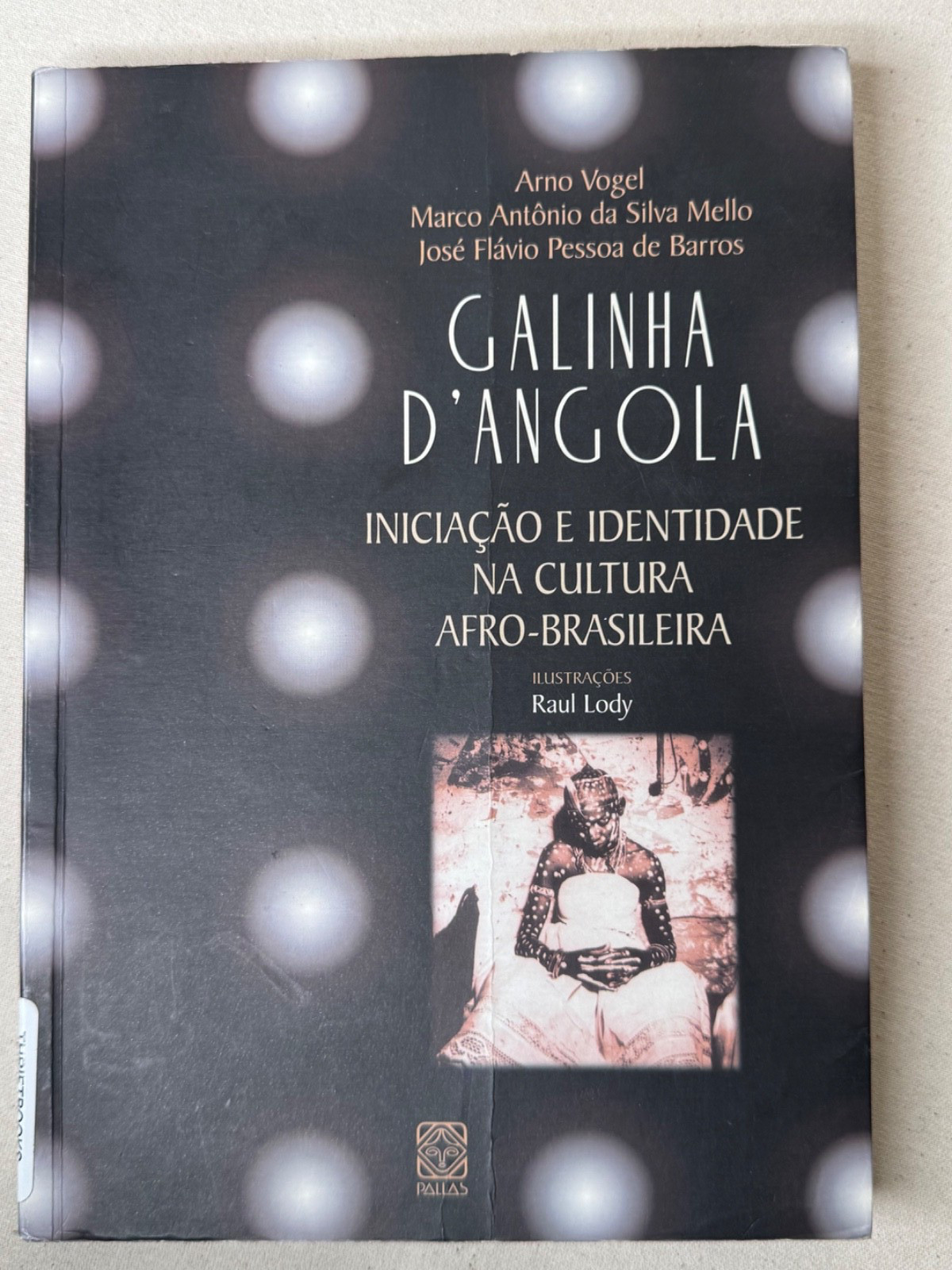 Galinha d\' Angola; Iniciação e identidade na cultura afro-brasileira. candomblé Galinha d\' Angola; Iniciação e identidade na cultura afro-brasileira. candomblé