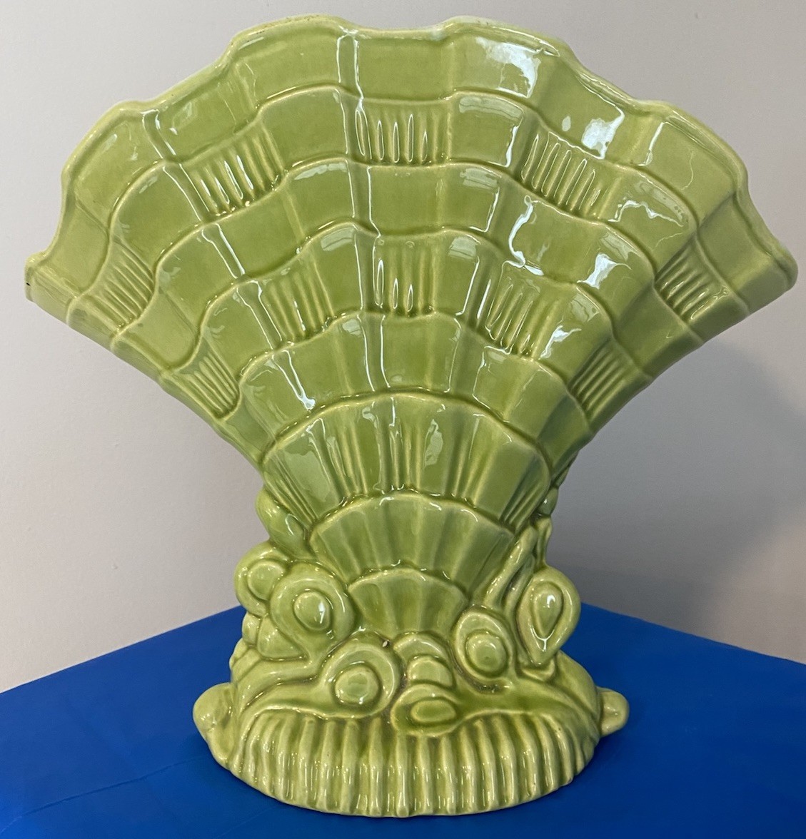 Vintage Royal Haeger R701 USA Ceramic Art Pottery Fan Vase Green Glossy Planter