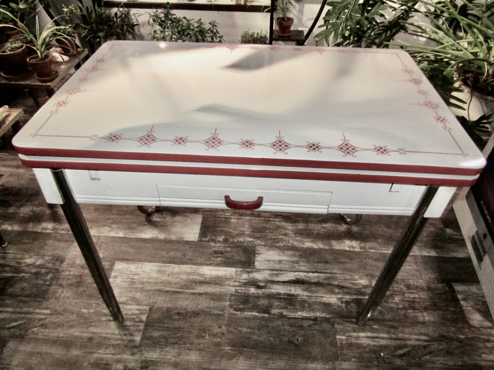 1940\'s Porcelain Enamel Kitchen Table 1940\'s Porcelain Enamel Kitchen Table
