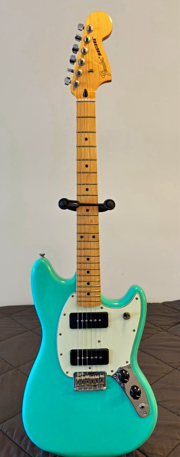 Fender Player Mustang 90 2023 MIM, Fender LT40S Amp, GuitarStand, Books, Picks