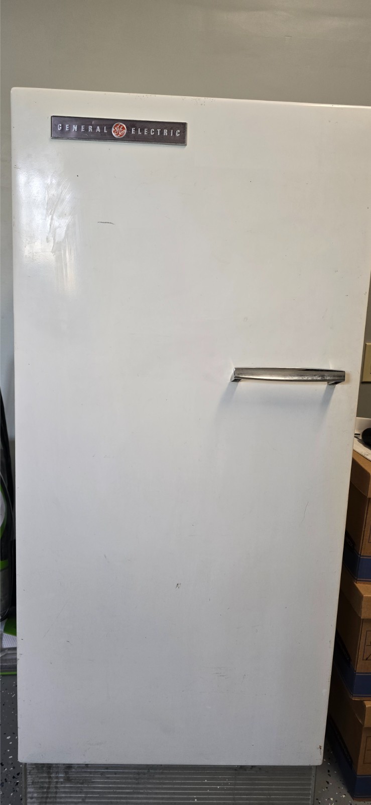General Electric Authentic 1960s Vintage Refrigerator AC-82 General Electric Authentic 1960s Vintage Refrigerator AC-82