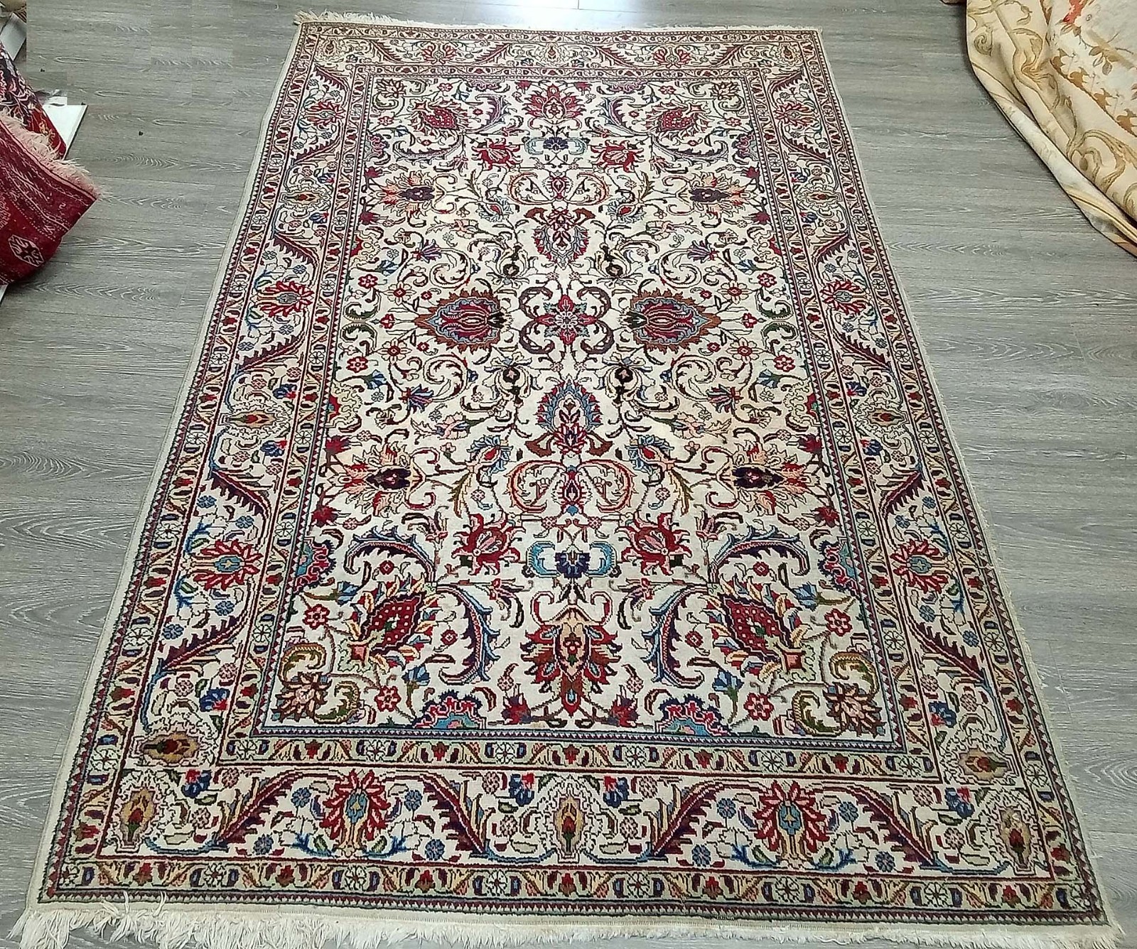 Exquisite Hand-knotted Rug paroxysmal size: 7\' X 9\'