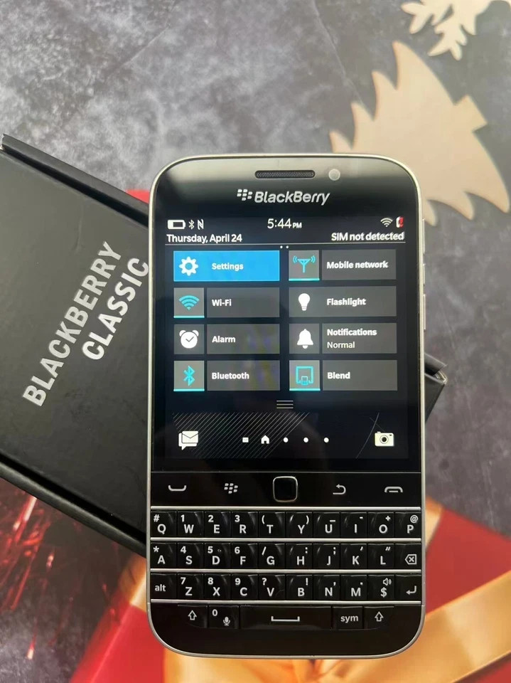 A++ BlackBerry Classic Q20 SQC100-4 16 GB - (Unlocked) 4G Qwerty Keyboard Phone
