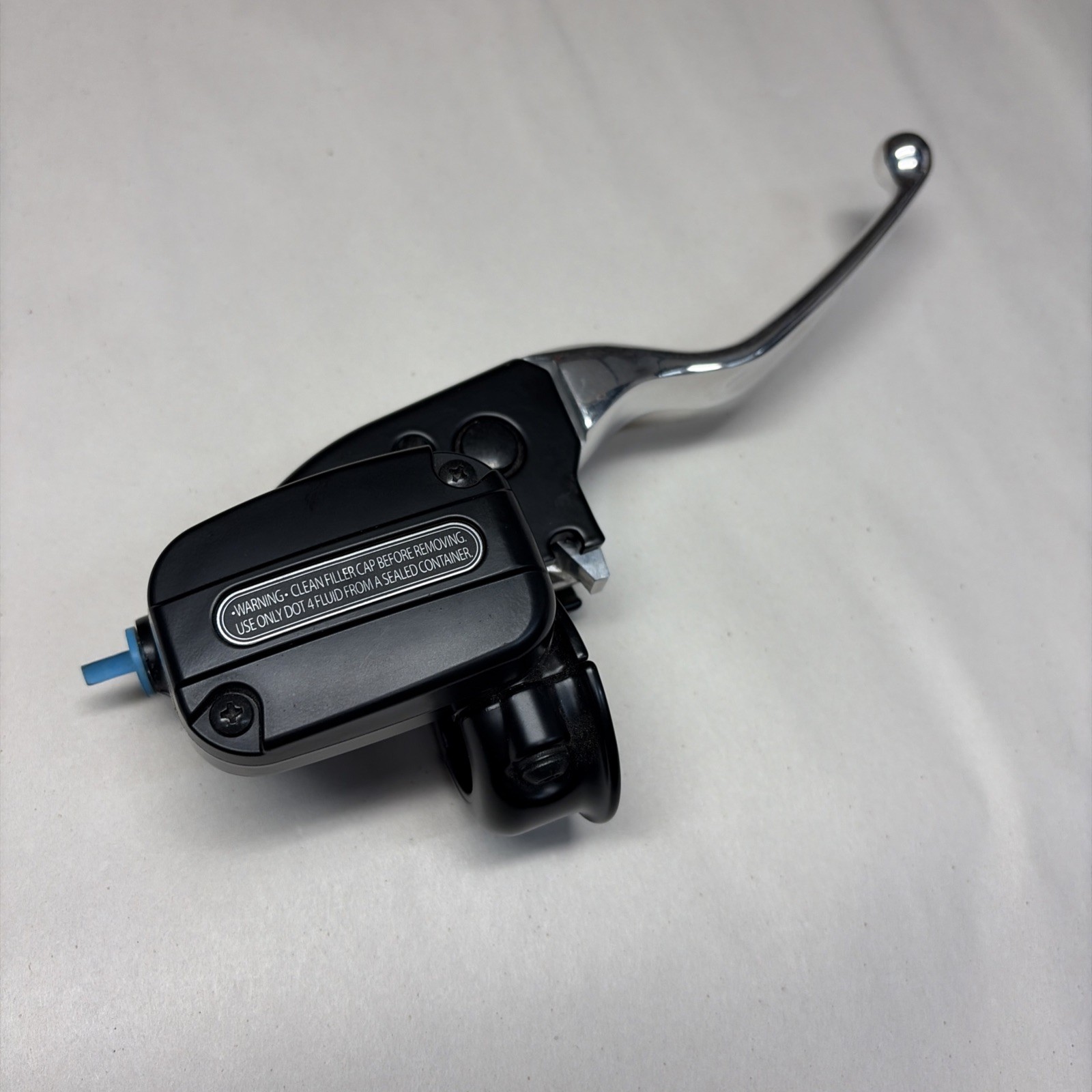 LIKE NEW, NO DAMAGE DEALERSHIP TAKE-OFF Front Right Brake Master Cylinder    sm2