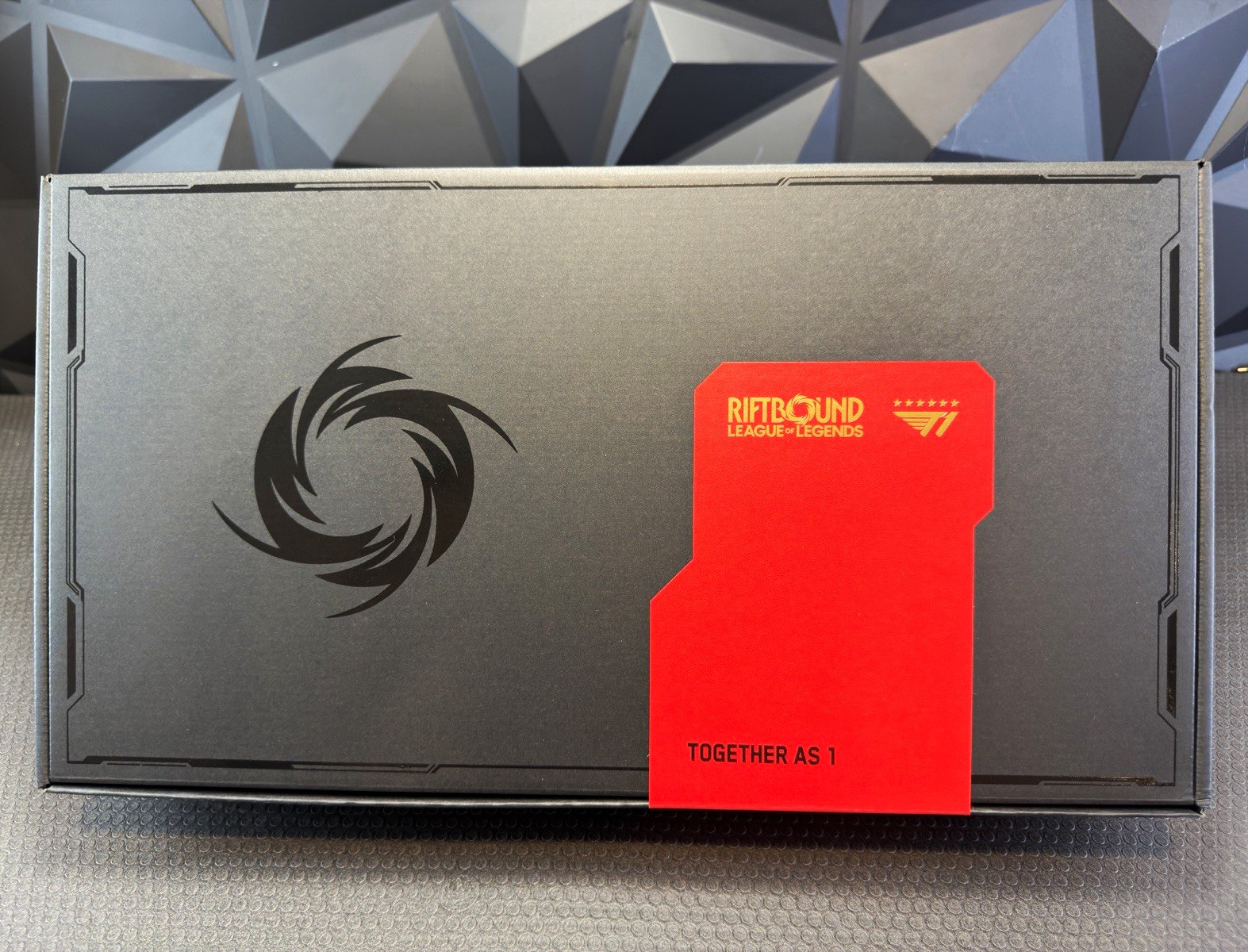 Riftbound x T1 2025 Worlds Champion Signature Edition ENGLISH UNOPENED, IN HAND Riftbound x T1 2025 Worlds Champion Signature Edition ENGLISH UNOPENED, IN HAND