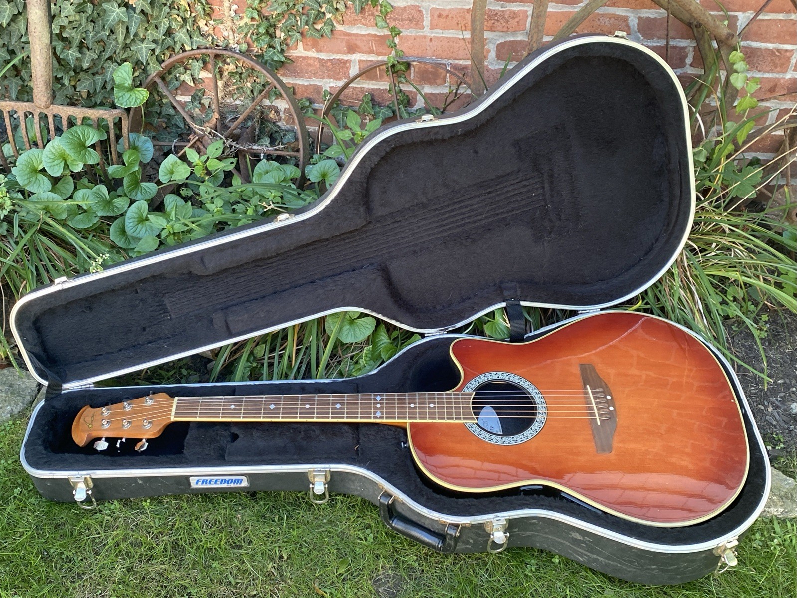 2002 OVATION CELEBRITY ACOUSTIC ELECTRIC GUITAR #CC057 + HARD CASE 1 OWNER 2002 OVATION CELEBRITY ACOUSTIC ELECTRIC GUITAR #CC057 + HARD CASE 1 OWNER