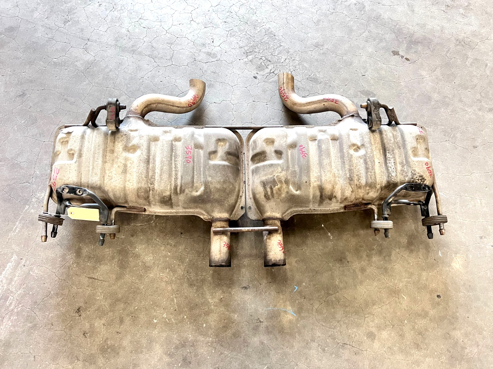 12-14 CADILLAC CTS COUPE 3.6L REAR EXHAUST MUFFLER ASSEMBLY MUFFLER, OEM LOT3590 12-14 CADILLAC CTS COUPE 3.6L REAR EXHAUST MUFFLER ASSEMBLY MUFFLER, OEM LOT3590