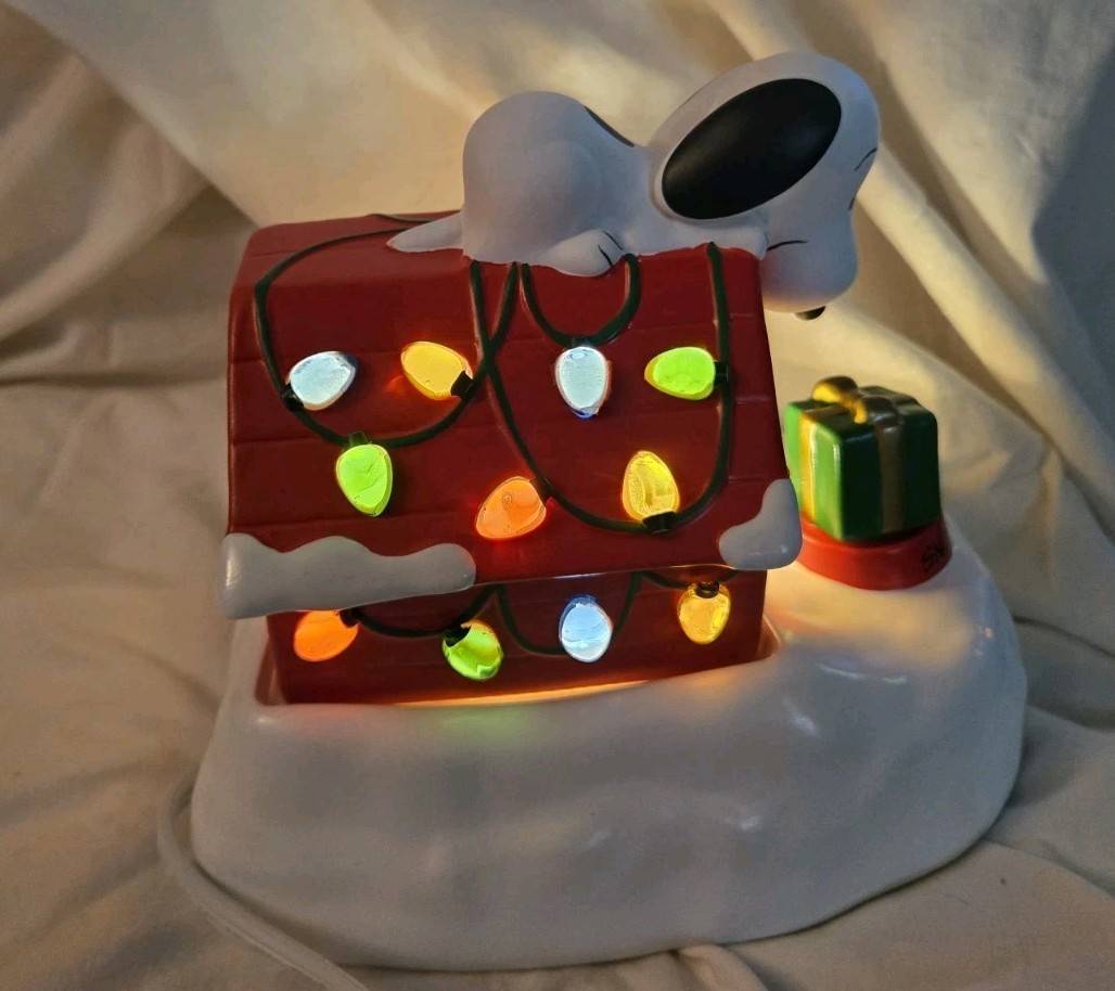 New in Box Scentsy Snoopy Christmas Warmer 