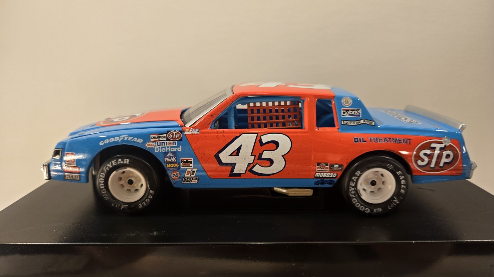 NASCAR CLASSICS 1981 RICHARD PETTY #43 STP DAYTONA 500 RACE WIN 1/24 CAR