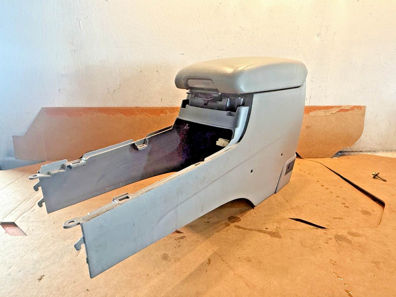 2002 - 2005 Toyota Camry LE Center Console Storage Compartment W/Armrest Lid OEM 2002 - 2005 Toyota Camry LE Center Console Storage Compartment W/Armrest Lid OEM