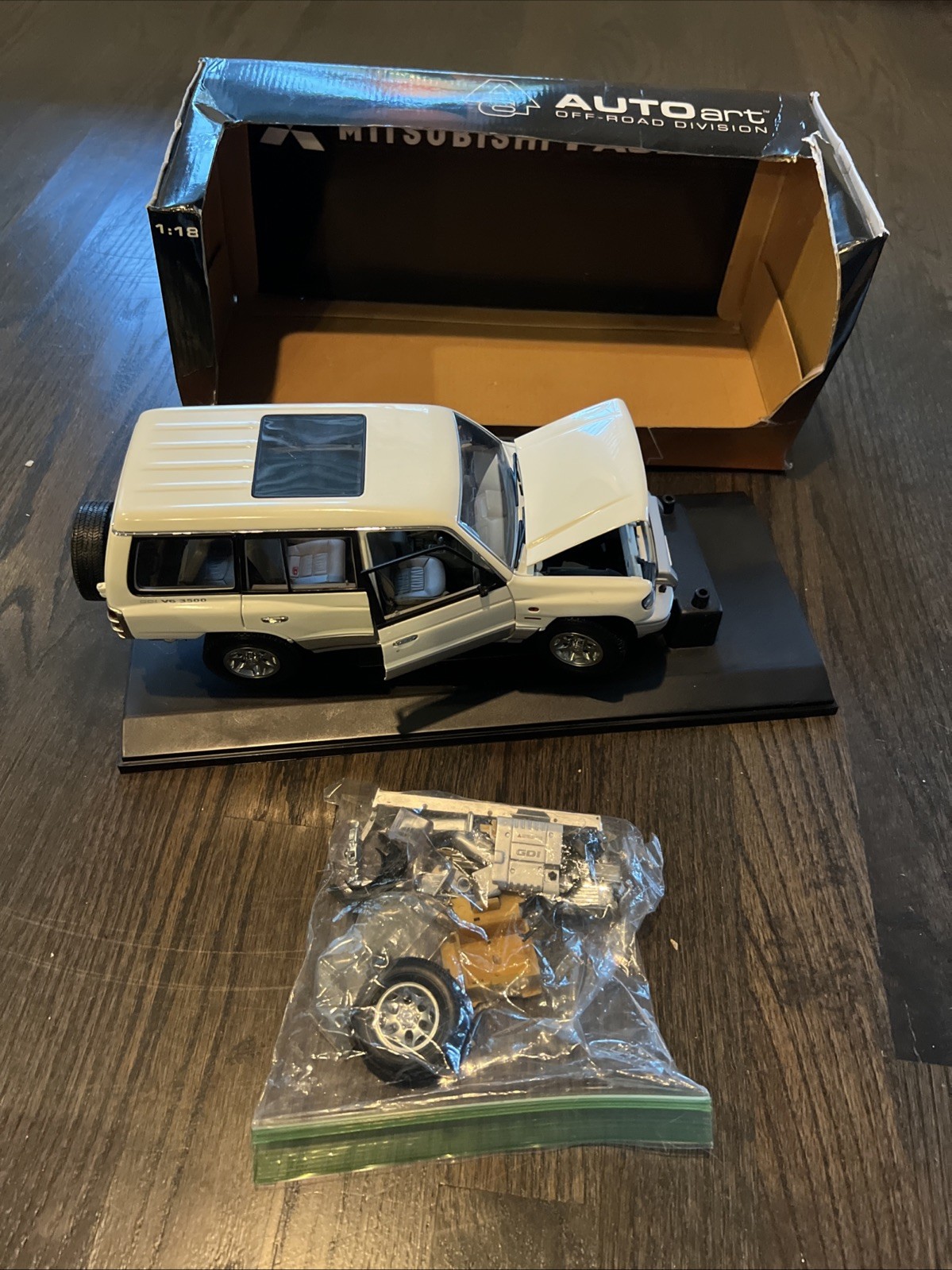 1/18 AutoArt Mitsubishi Pajero GDI V6 3500 White 1/18 AutoArt Mitsubishi Pajero GDI V6 3500 White