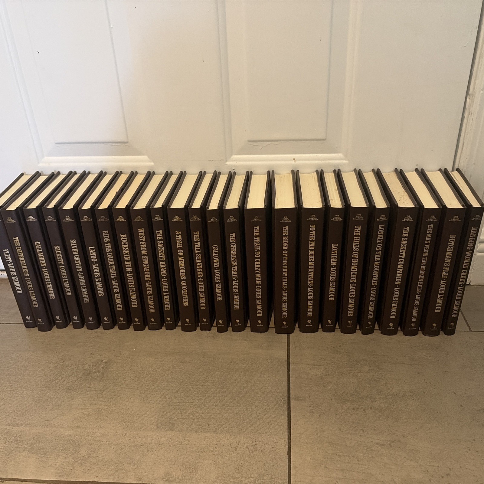 Lot Of 24 Louis L’Amour Leatherette Books Bantam Westerns Asst Look Lot Of 24 Louis L’Amour Leatherette Books Bantam Westerns Asst Look