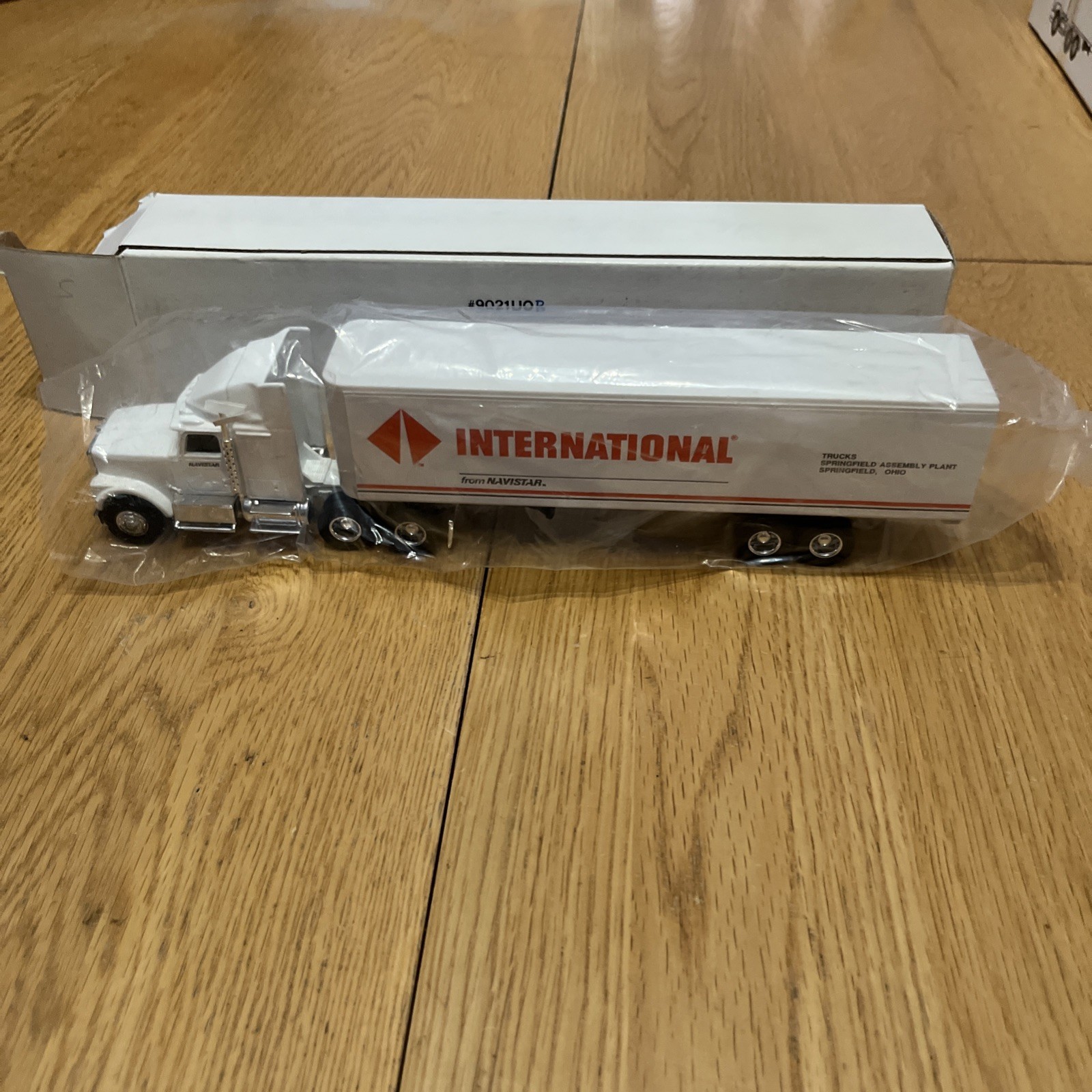 ERTL Collectibles 1/64 Scale Die-Cast International Navistar Cab/ Trailer