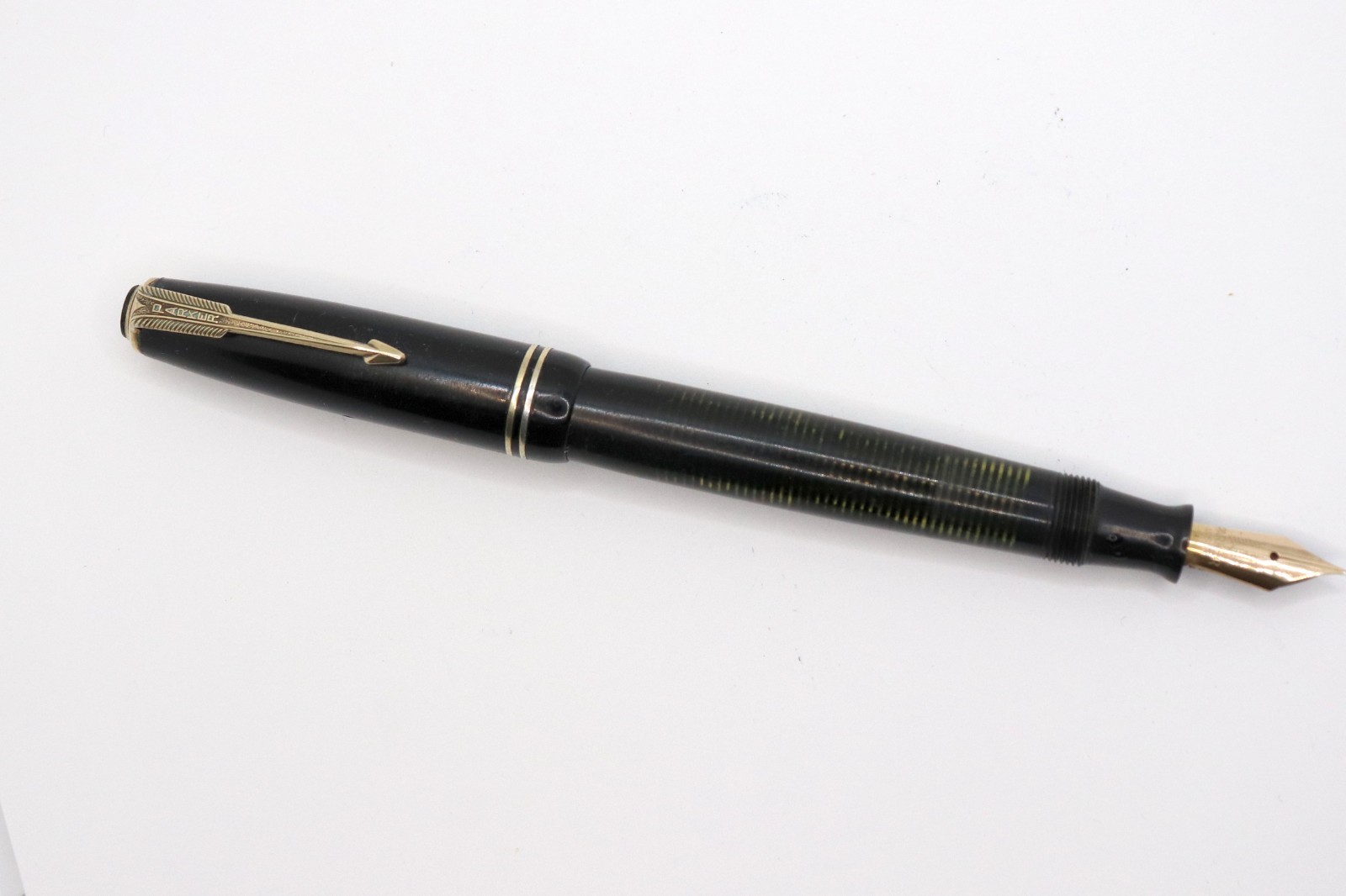 VINTAGE PARKER VACUMATIC BLACK LAMINATED BARREL FOUNTAIN PEN