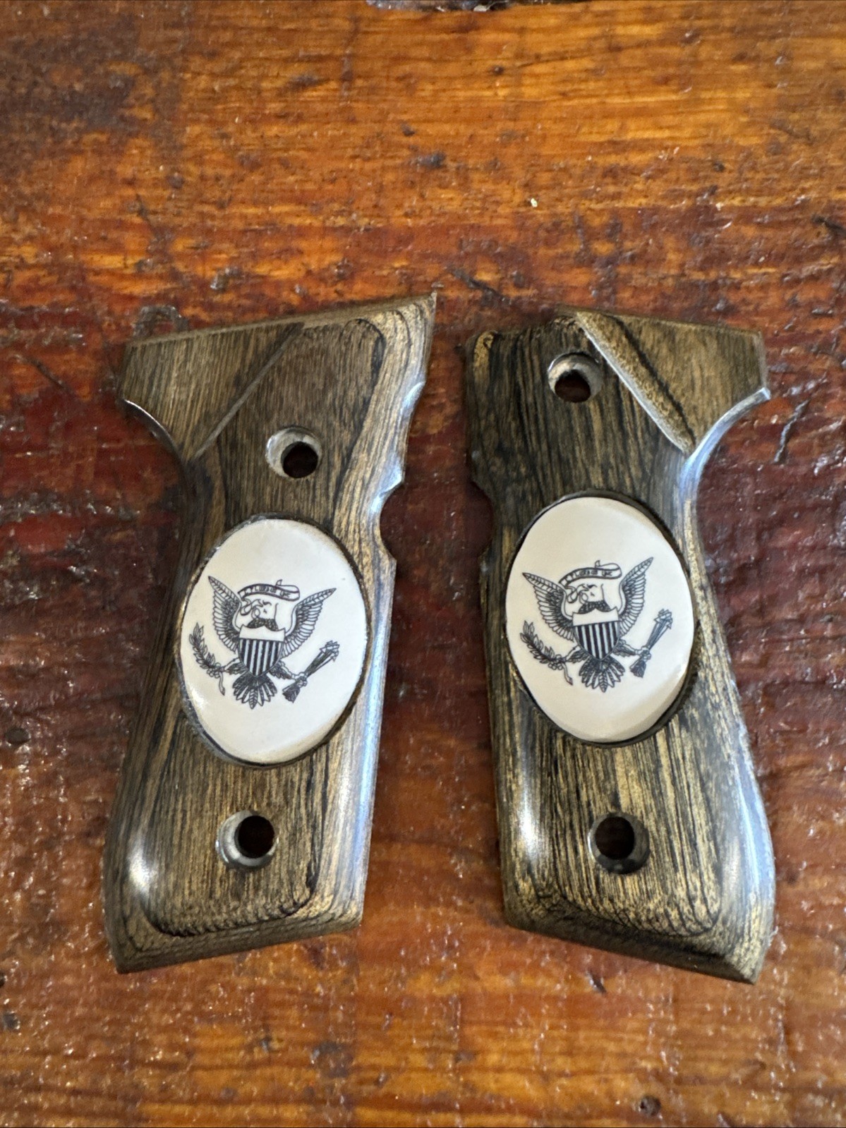 Altamont Wood Grips With US Seal For Beretta 92 FS. Altamont Wood Grips With US Seal For Beretta 92 FS.