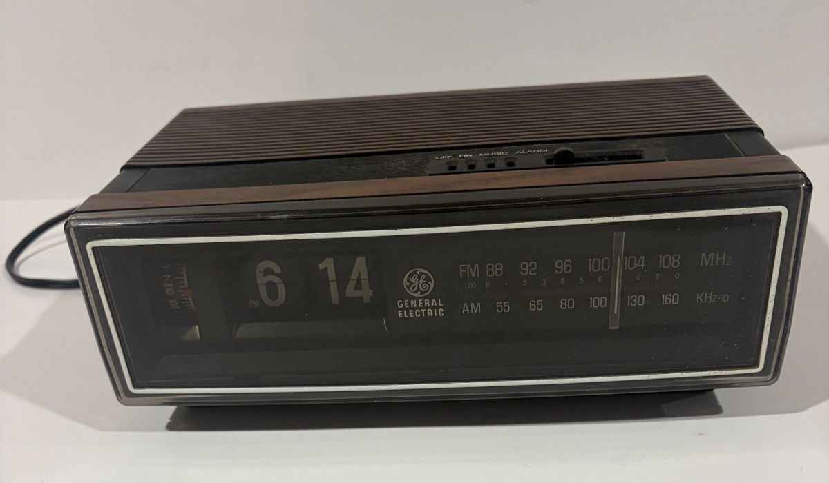Vintage GE 7-4305F Flip Clock Radio Walnut Grain AM/FM Tested Working Vintage GE 7-4305F Flip Clock Radio Walnut Grain AM/FM Tested Working