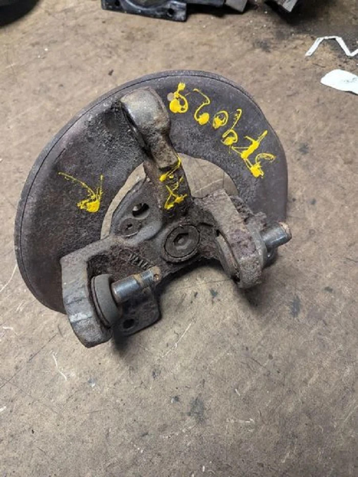 1995-1997 Ford Ranger Front Right RH Passenger Spindle Knuckle w/o ABS OEM