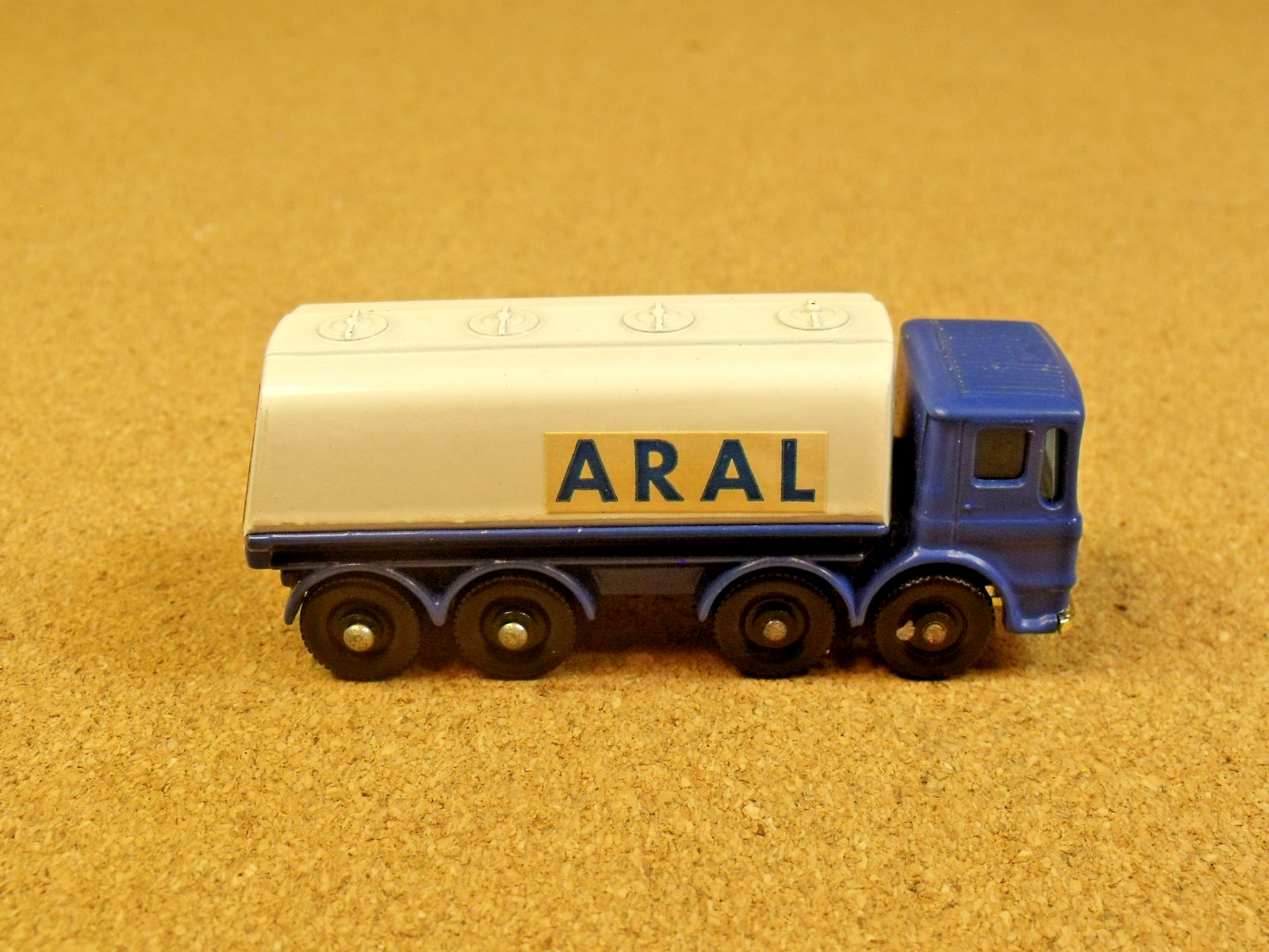 OLD VINTAGE LESNEY MATCHBOX # 32 LEYLAND PETROL TANKER ARAL LABELS TOW GUIDE OLD VINTAGE LESNEY MATCHBOX # 32 LEYLAND PETROL TANKER ARAL LABELS TOW GUIDE