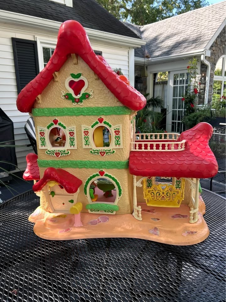 Vtg Strawberry Shortcake Very Berry Happy Home Dollhouse w Furniture and 2 Dolls Vtg Strawberry Shortcake Very Berry Happy Home Dollhouse w Furniture and 2 Dolls