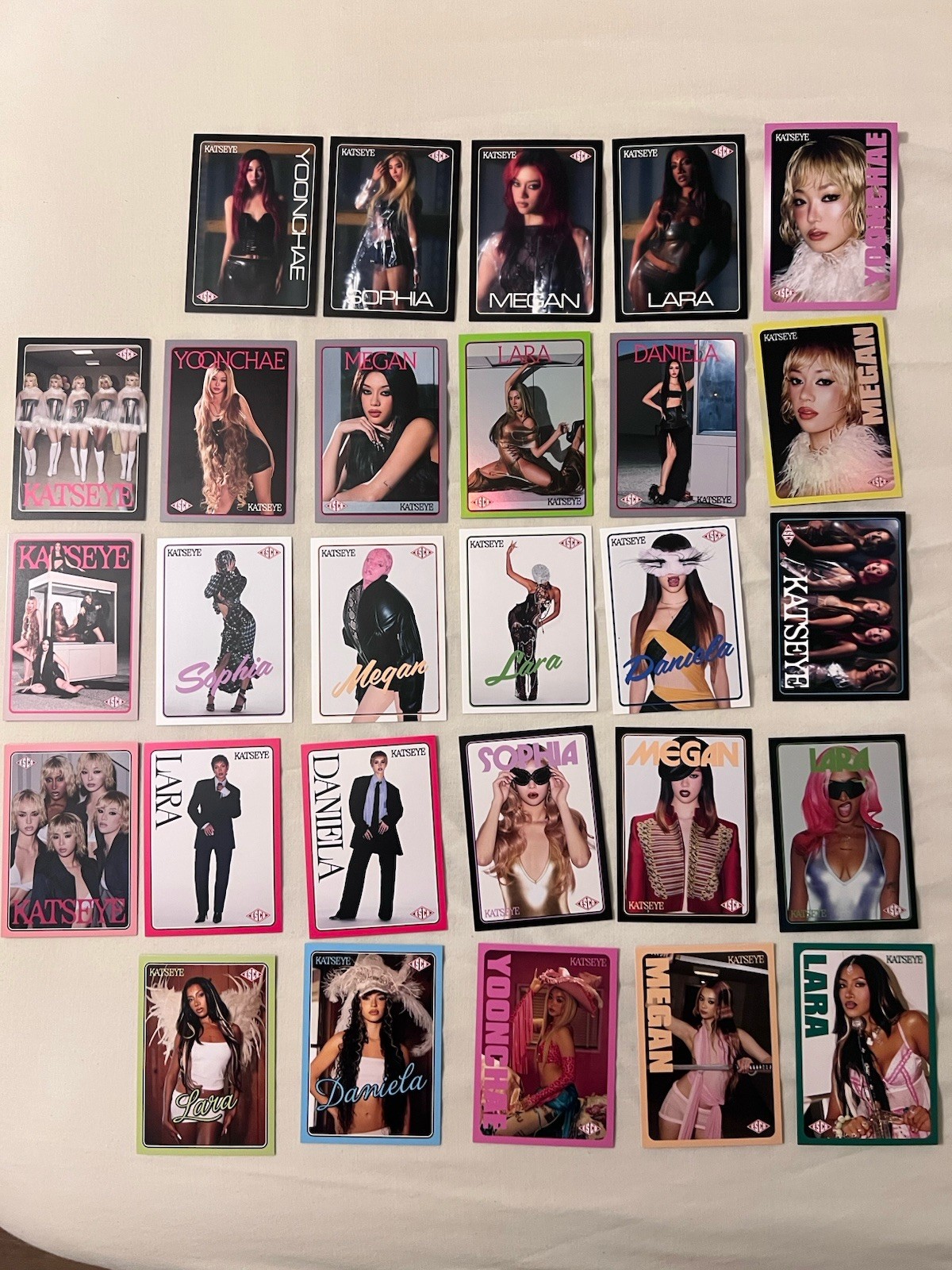 KATSEYE ESCO TRADING CARDS LOT OF 28 MINT CONDITION W/ 3 NUMBERED FOILS KATSEYE ESCO TRADING CARDS LOT OF 28 MINT CONDITION W/ 3 NUMBERED FOILS