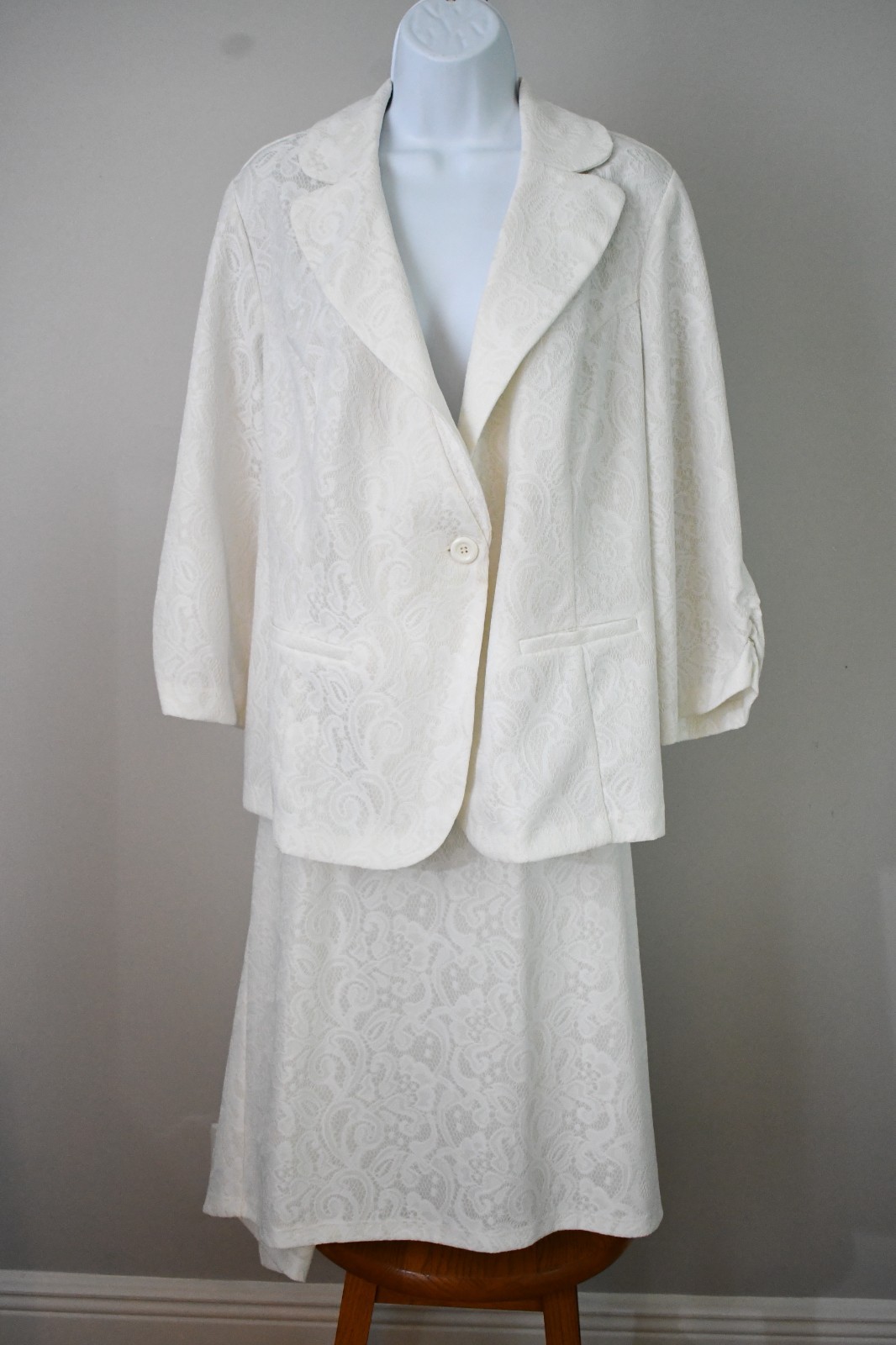 Cato Woman 2-Piece Floral Lace Skirt Suit – Elegant White Set – Size 20W