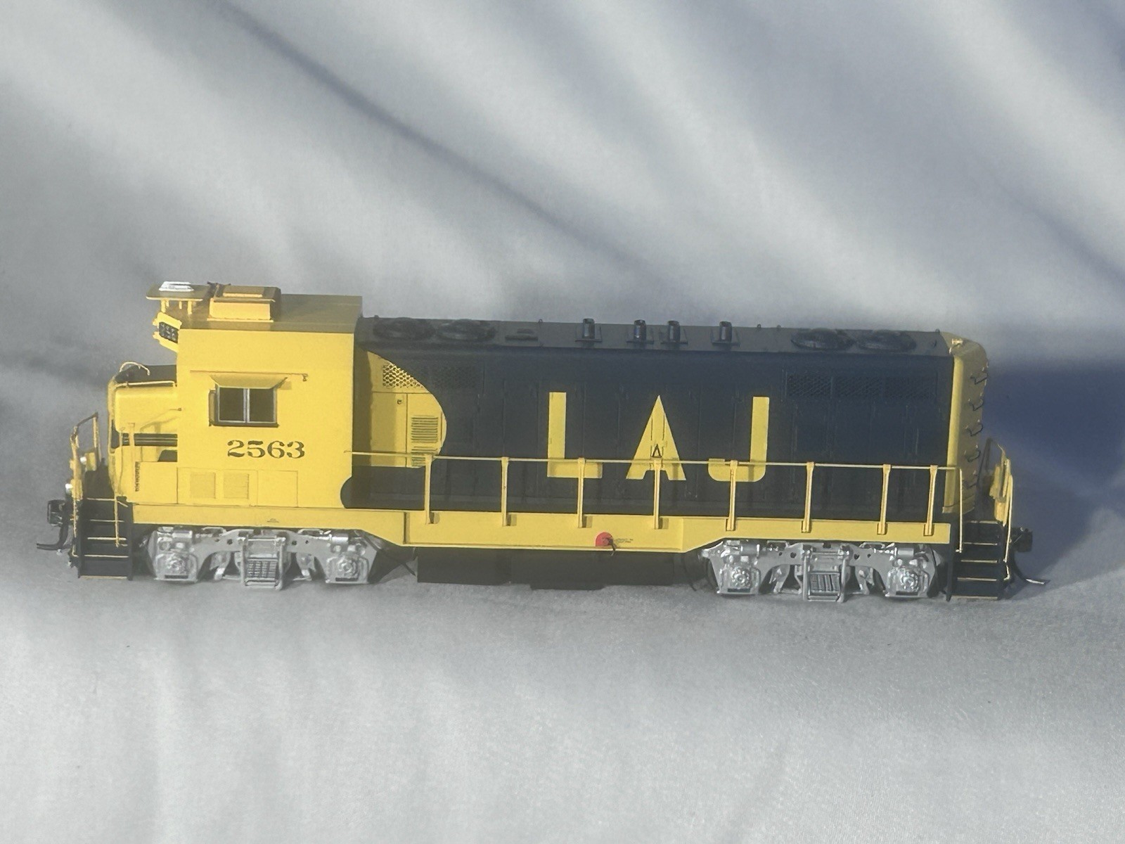 Beautiful Rapido LAJ RR EMD CF-7 Cleborne Shops Locomotive # 2563 DCC Ready HO