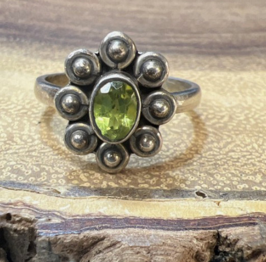 Vintage 925 Sterling Silver Peridot Modernist Floral Ring Size 7 Vintage 925 Sterling Silver Peridot Modernist Floral Ring Size 7