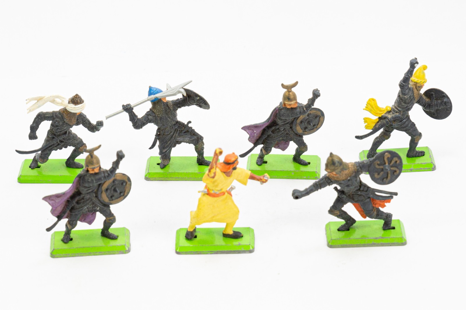 Vintage Britains Deetail Knights Turks Medieval Toy Soldiers 1 32 Lot of 7